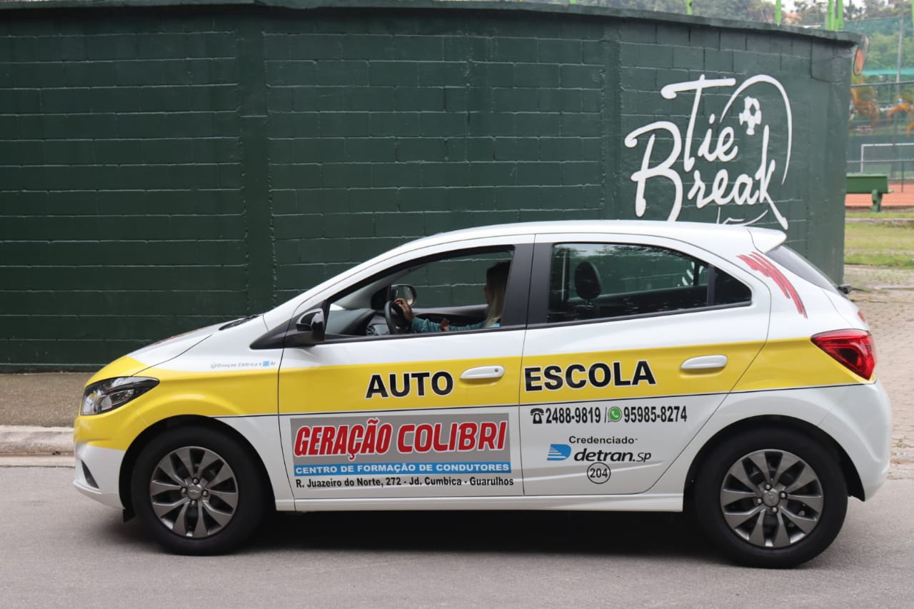 Instrutor da Geração Colibri com a frota de carros novos
